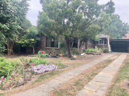 NEAT FAMILY HOME – PERFECT LOCATION - Photo 2
