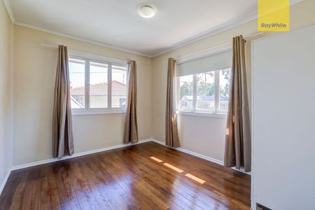 4 Bedrooms home Fully Fenced In Great Location With Air con - Photo 4