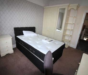 4 bedroom semi-detached house to rent - Photo 3