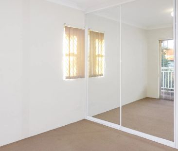 SPACIOUS & WELL PROPORTIONED 2-BEDROOM CLOSE TO SHOPS/STATION! - Photo 2