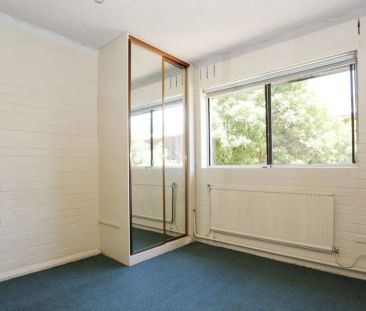 Low Maintenance and Secure Studio in Prime St Kilda Location - Photo 2