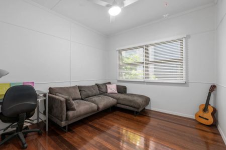 Spacious Family Home Backing onto Mt Gravatt Bushland Reserve - Photo 4
