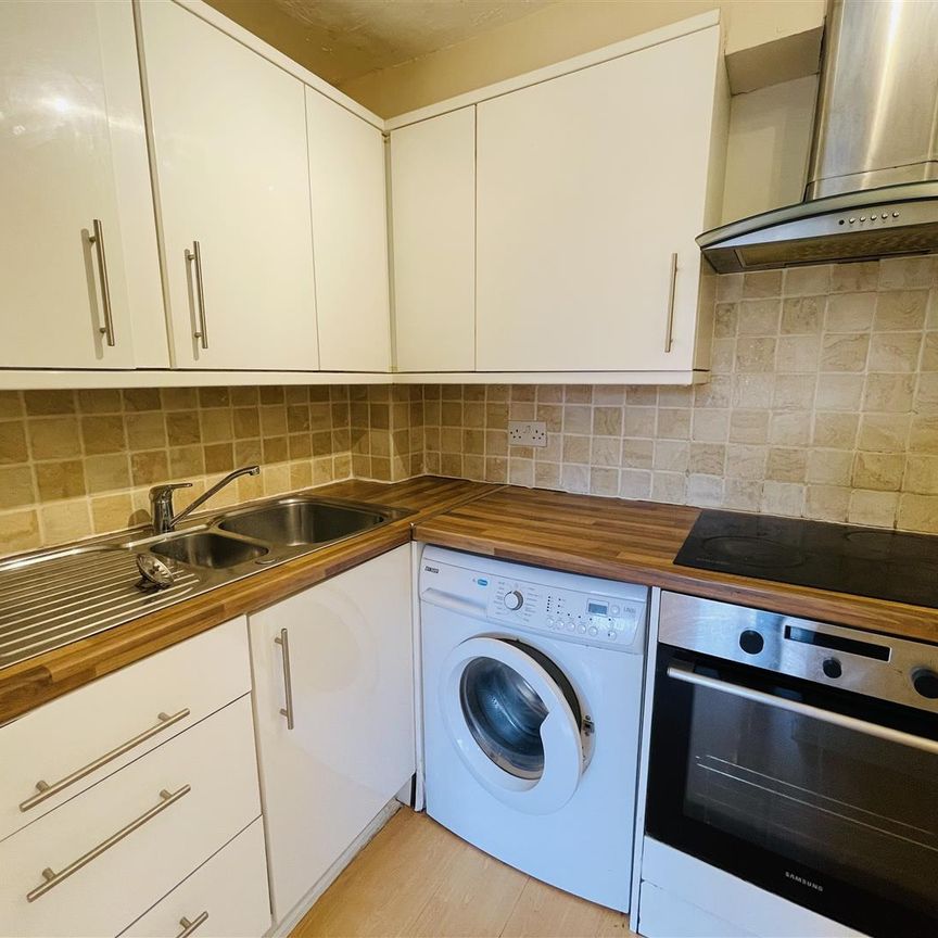 2 bed apartment to rent in Raven Close, Colindale, NW9 - Photo 1