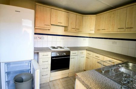 4 bedroom detached house to rent - Photo 2