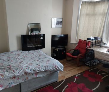 Room in a Shared House, Highcroft, NW9 - Photo 1