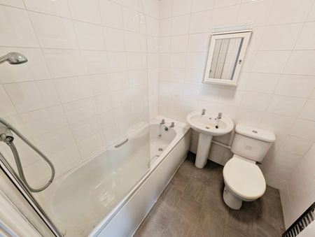 3 bedroom House To Let - Photo 2