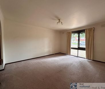 42 William Perry Close, Endeavour Hills - Photo 2