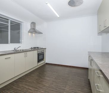 29 Southwell Crescent, Hamilton Hill, WA 6163 - Photo 3