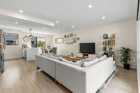 Near-New Home in Prime Albany location - Photo 4