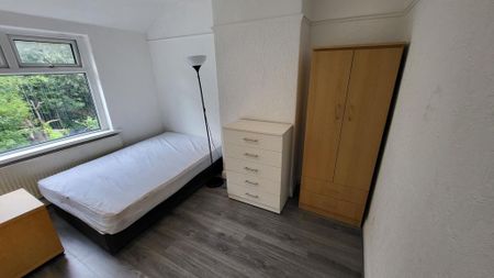 4 bedroom semi-detached house to rent - Photo 2