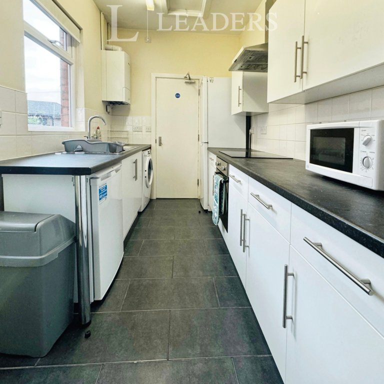1 bedroom in a house share to rent - Photo 1