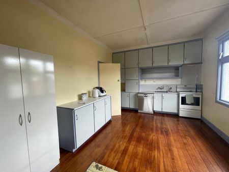 Sitting pretty on Queens Drive - Photo 5