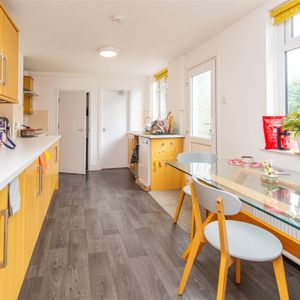 1 bed Room To Let - Photo 2