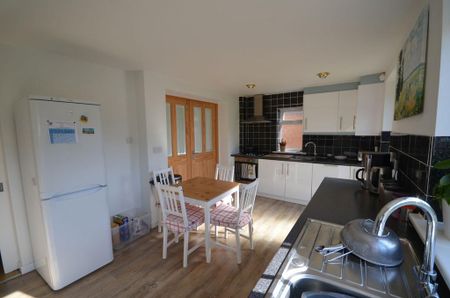 4 bedroom semi-detached house to rent - Photo 3