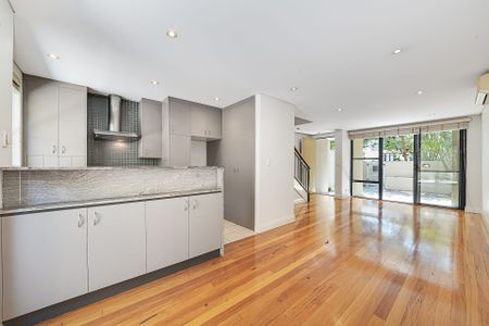 3/2 Armstrong Street, - Photo 2