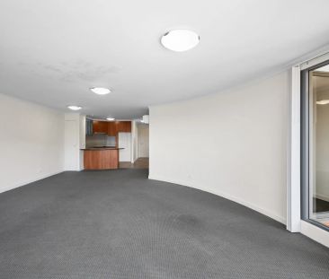 Modern 2-Bedroom Apartment in the Phoenix Complex – Walk to the CBD! - Photo 2