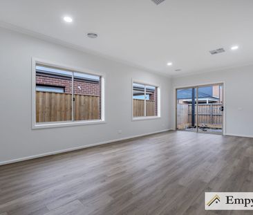 Spacious Family Home With 2 Living Zones & 3 Bathrooms! - Photo 1