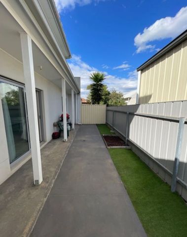 DOUBLE STOREY TOWNHOUSE - Photo 3
