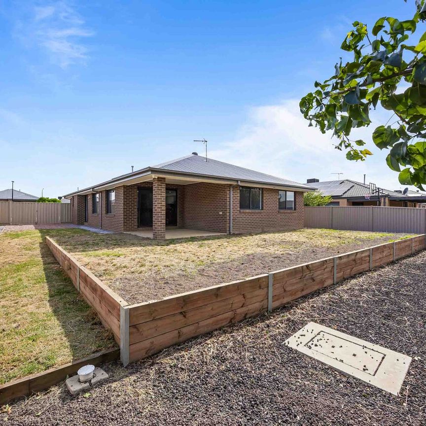 FAMILY HOME IN YORKDALE ESTATE WITH SIDE ACCESS - Photo 1