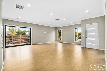5 Sharpe Street, Cranbourne - Photo 2