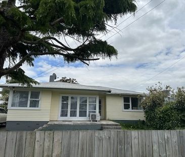 Spacious 3-Bedroom House with Expansive Backyard in Papakura - Photo 6