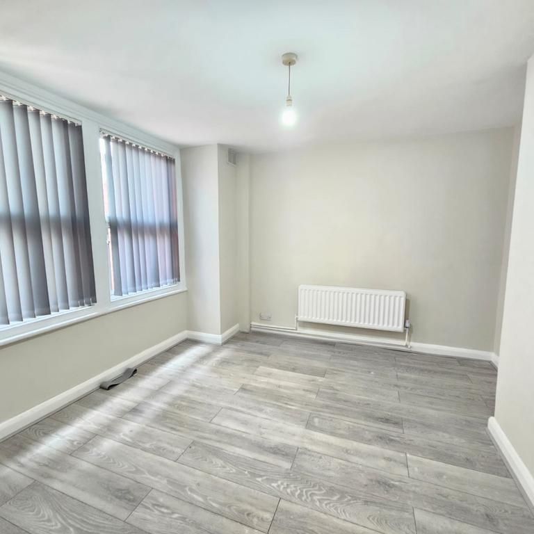 3 bedroom flat to rent - Photo 1