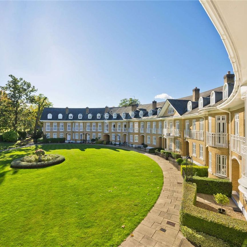 Inspired by the Bath Royal Crescent, a truly celestial gated development of classically-styled townhouses set in beautiful parkland, one mile from Weybridge High street. - Photo 1