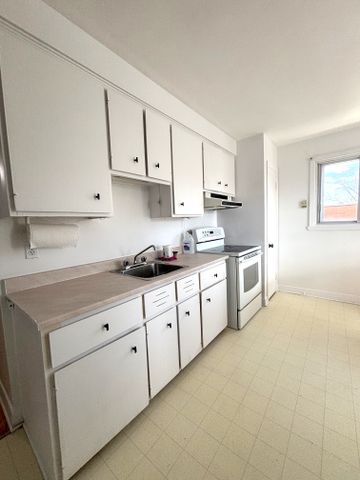 4 1/2 -LAVAL - 5 mn Métro CARTIER - Haut de Triplex - Photo 2