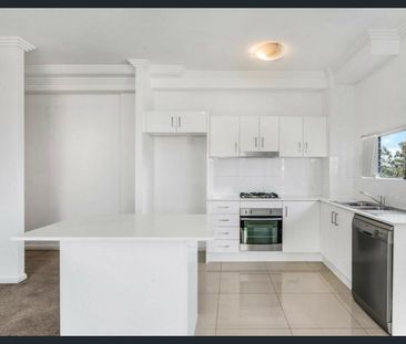 Light-Filled Apartment in Prime Location - Photo 4