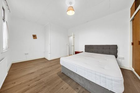 3 Bed Terraced House, Suffolk Road, IG11 - Photo 4