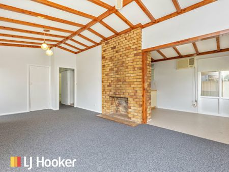 Spacious Three Bedroom Home with High Ceilings - Photo 4