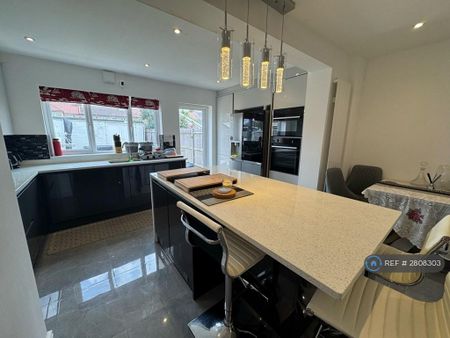 1 bedroom in a house share to rent - Photo 4