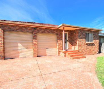 Charming 3 Bedroom, 2 Bathroom House in Chester Hill - Available Now! - Photo 2