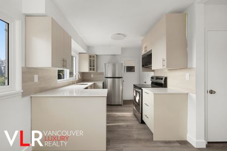 House in West Vancouver, BC - Photo 2