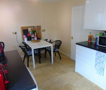 4 bedroom semi-detached house to rent - Photo 6