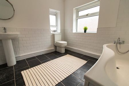 8 bedroom terraced house to rent - Photo 2