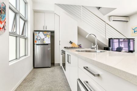 Townhouse style one bedroom apartment - Photo 3