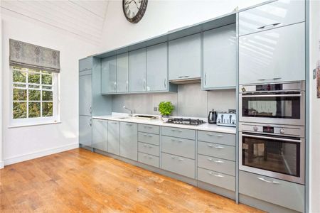 SHORT LET ONLY - A very spacious two bedroom coach house, tucked away on one of Clapham's most premier roads. - Photo 5