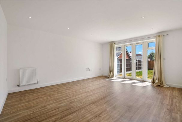 An attractive 3 / 4 bedroom semi detached town house in Bushey, offered unfurnished and available end of October. - Photo 1