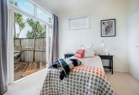 Quiet Inner City Cottage in DGZ - Photo 2