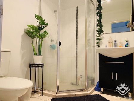 Fully Air-coned 4 Bedroom Townhouse, Ideal for Families or Professionals-Orange Grove Rd, Salisbury - Photo 3