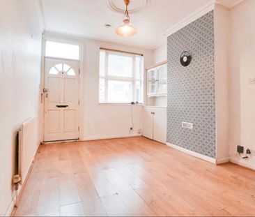 Avenue Road Extension - Photo 2