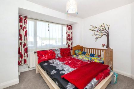 London Road, Staines-upon-Thames, Surrey, TW18 4JX - Photo 4