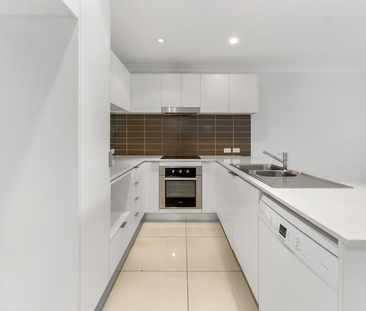 Huge, Contemporary Duplex Style 4 Beds Townhome. Walk to the Beauti... - Photo 5