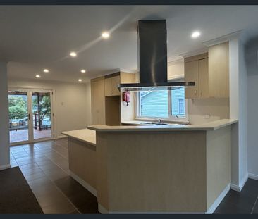 Three bedroom Family Home - Photo 5