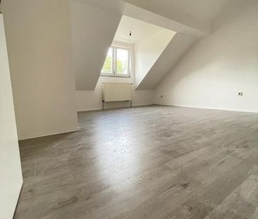 Lichtdurchflutete 4-Zimmer-Dachgeschosswohnung mit Einbauküche - Foto 1