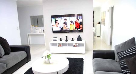 Sunny 3 Bedroom Family Home in Weymouth - Photo 2