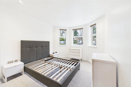 2 bedroom Flat in Heathcote Road, Camberley - Photo 2