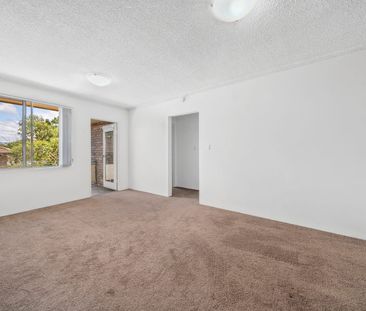 LIGHT AND AIRY 2 BEDROOM APARTMENT IN GREAT LOCATION - Photo 1