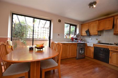 3 bedroom House To Let - Photo 5